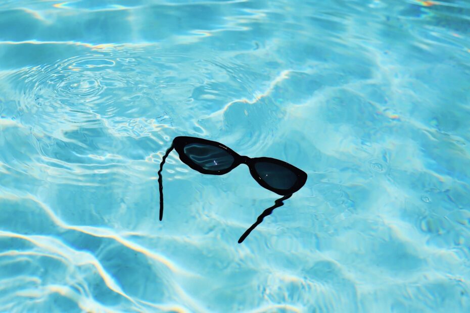 gafas de sol en piscina Hidroaigua